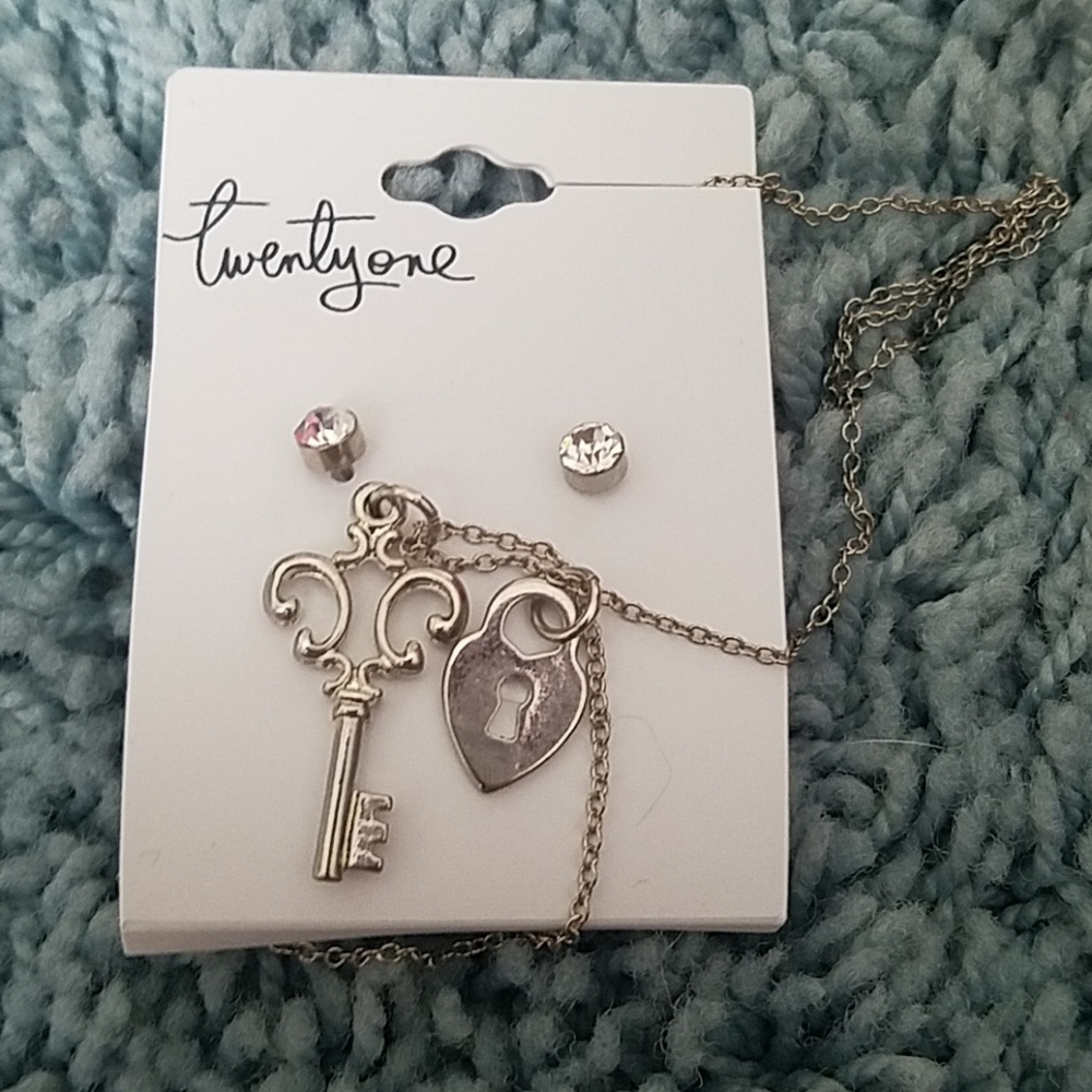 ⭐ NWT Twenty one necklace and earring set